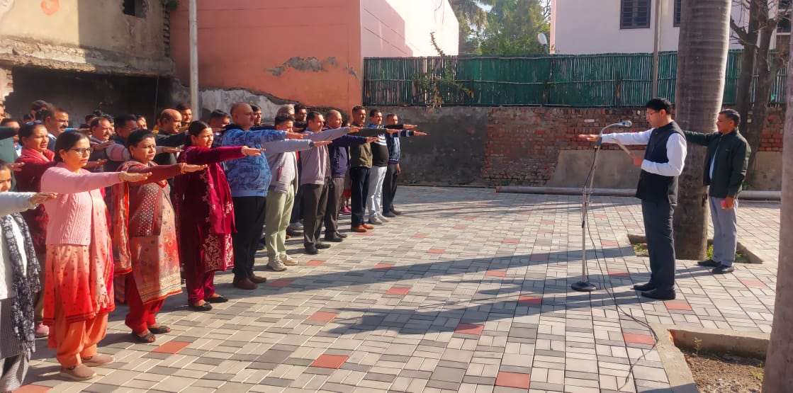 डीसी ने पढ़ी भारत के संविधान की उद्देशिका अधिकारियों व कर्मचारियों ने भी किया उद्देशिका का वाचन