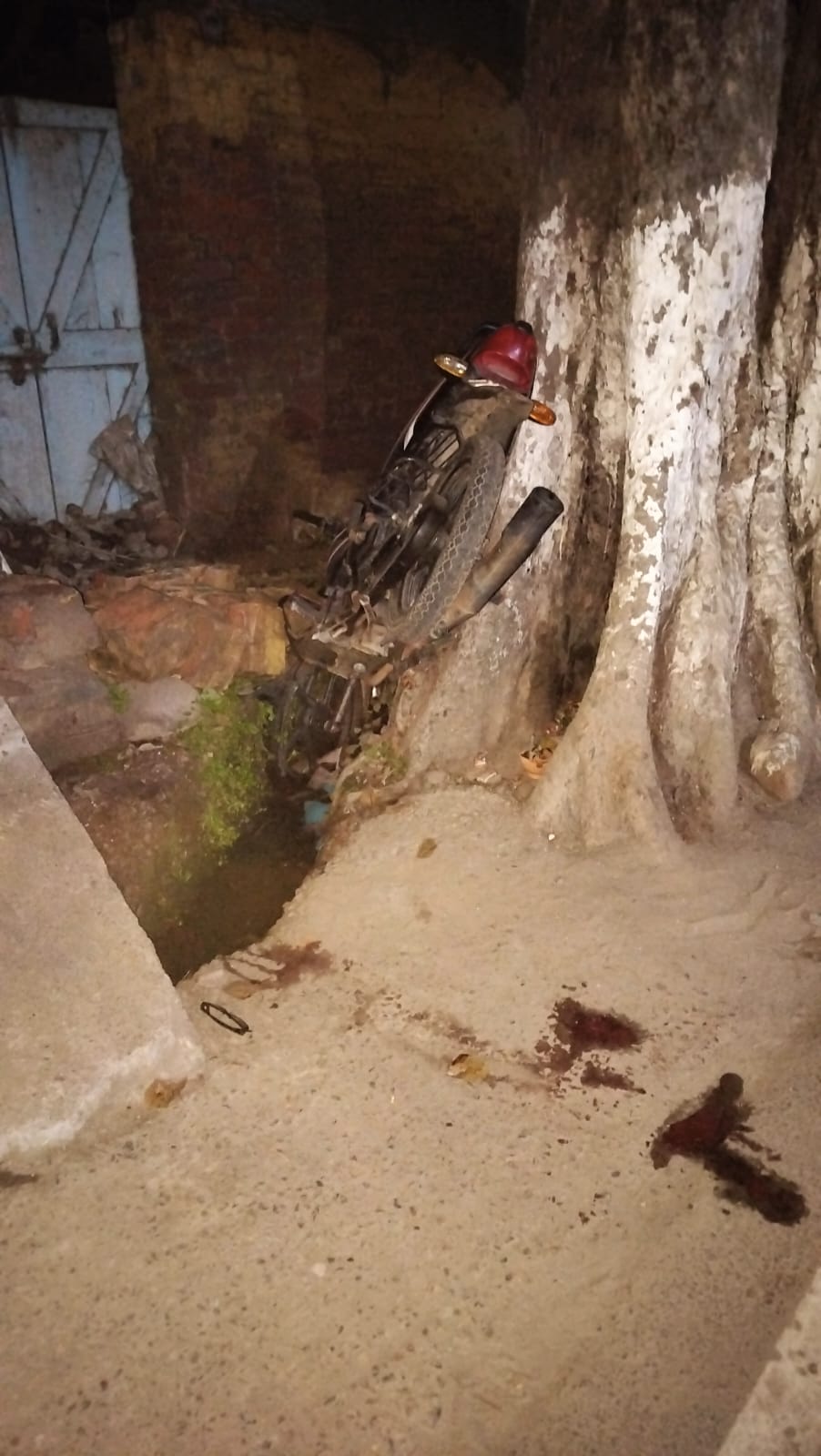 दुपहिया वाहन अनियंत्रित होकर नाली में गिरा , बाइक सवार पीजीई रेफर