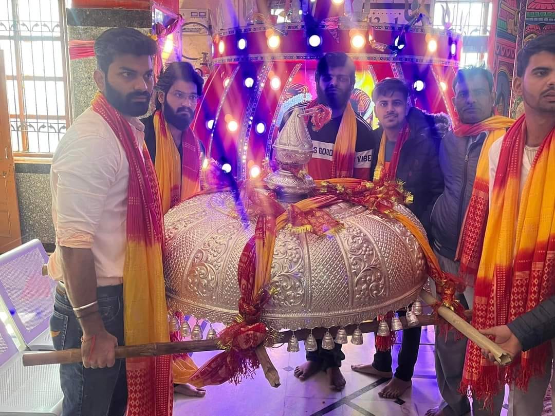 दिल्ली से आए श्रद्धालु देवेंद्र भल्ला ने 31 किलो चांदी का छत्र  मां चिंतपूर्णी के दरबार में अर्पित किया!