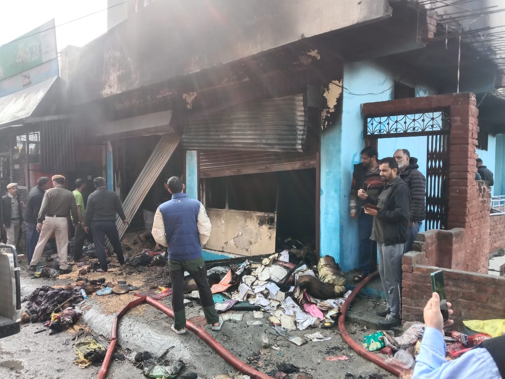 बिलासपुर शहर में तीन मंजिला मकान में लगी आग, 5 लाख रूपये का नुकसान