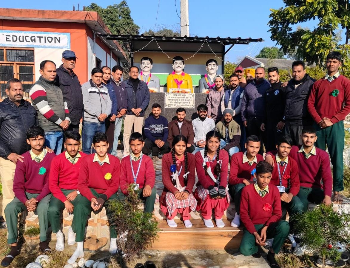 घनारी में अशफाक उल्ला खां, पंडित राम प्रसाद बिस्मिल और ठाकुर रोशन सिंह को किया नमन