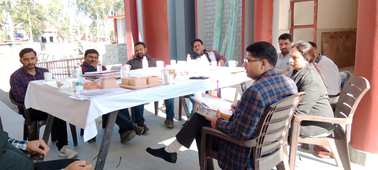 केवी सलोह के निर्माणाधीन भवन की निगरानी समिति की मासिक बैठक आयोजित 