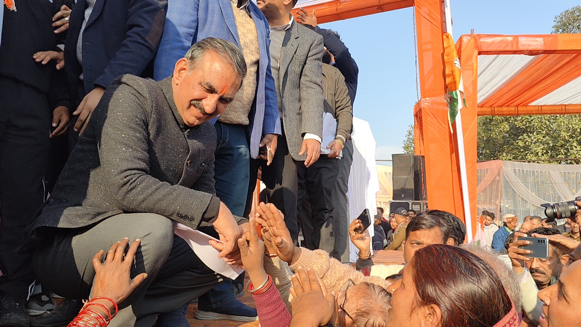 मुख्यमंत्री ने गगरेट के बड़ा भंजाल में सरकार गांव के द्वार कार्यक्रम की अध्यक्षता की