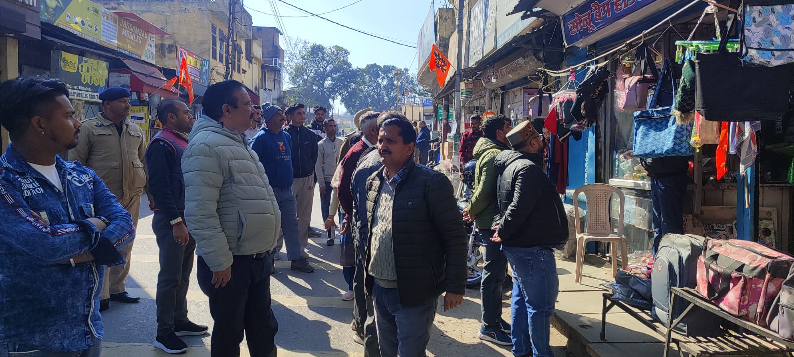 अतिक्रमण पर चला प्रशासन का डंडा , दुकानदारों से हटाया नालियों पर रखा सामान