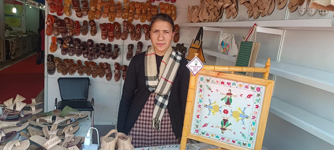 सुई और रेशम के धागों से जीवंत हो उठते हैं चंबा रूमाल